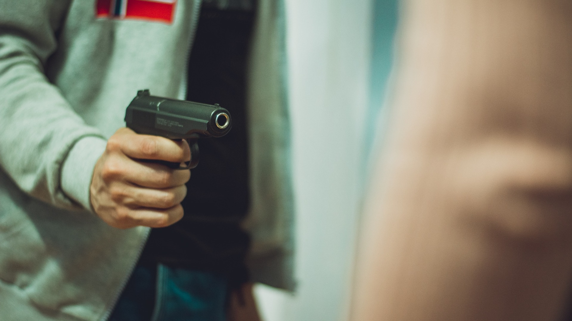 В Нижневартовске мужчина угрожал соседке пистолетом и попытался выбить дверь