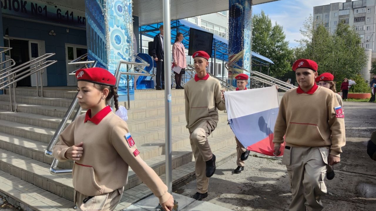 Церемония поднятия флага в сургутской технологической школе