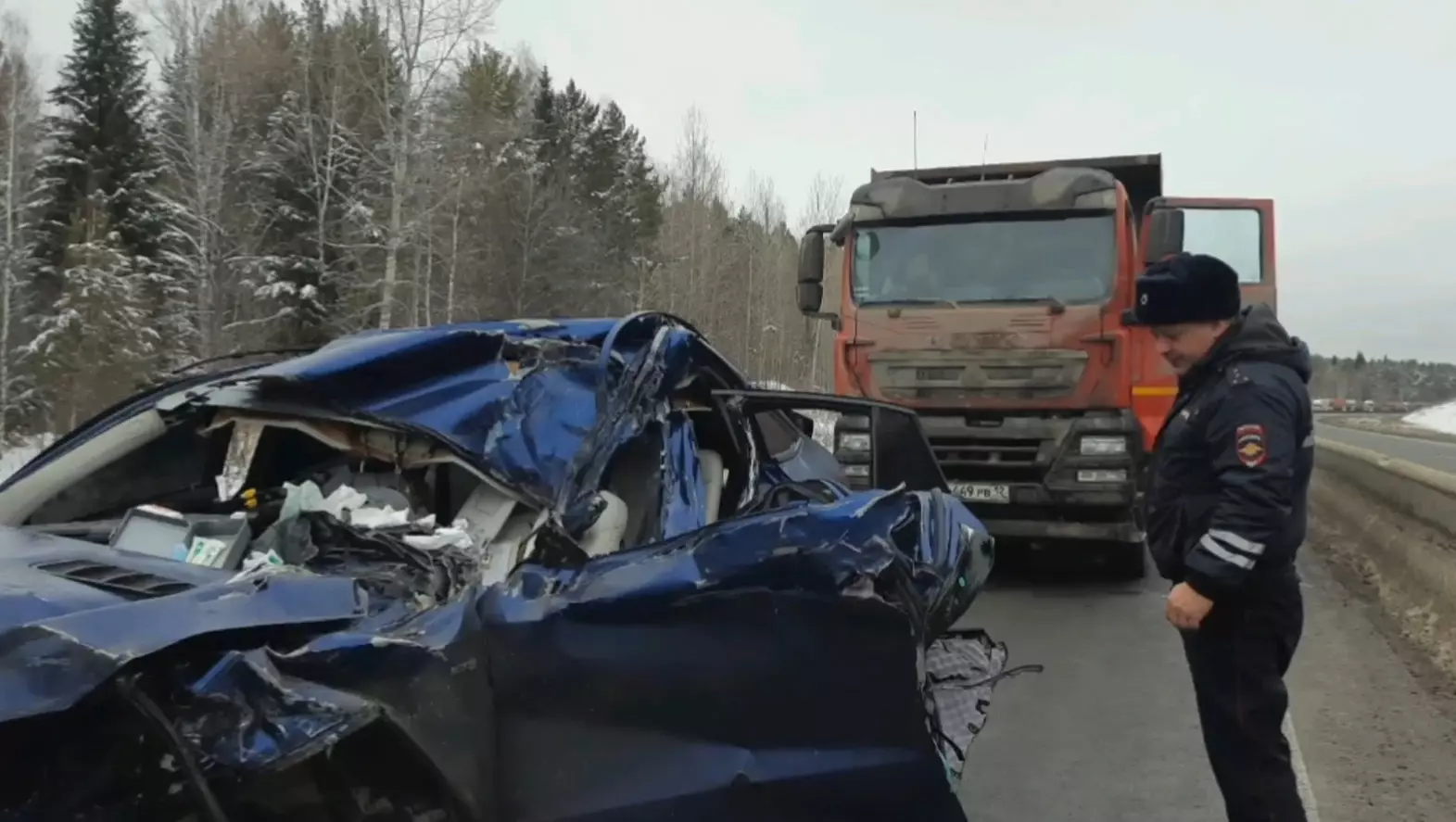 Жителя Нижневартовска и его беременную жену зажало между двумя грузовиками на трассе