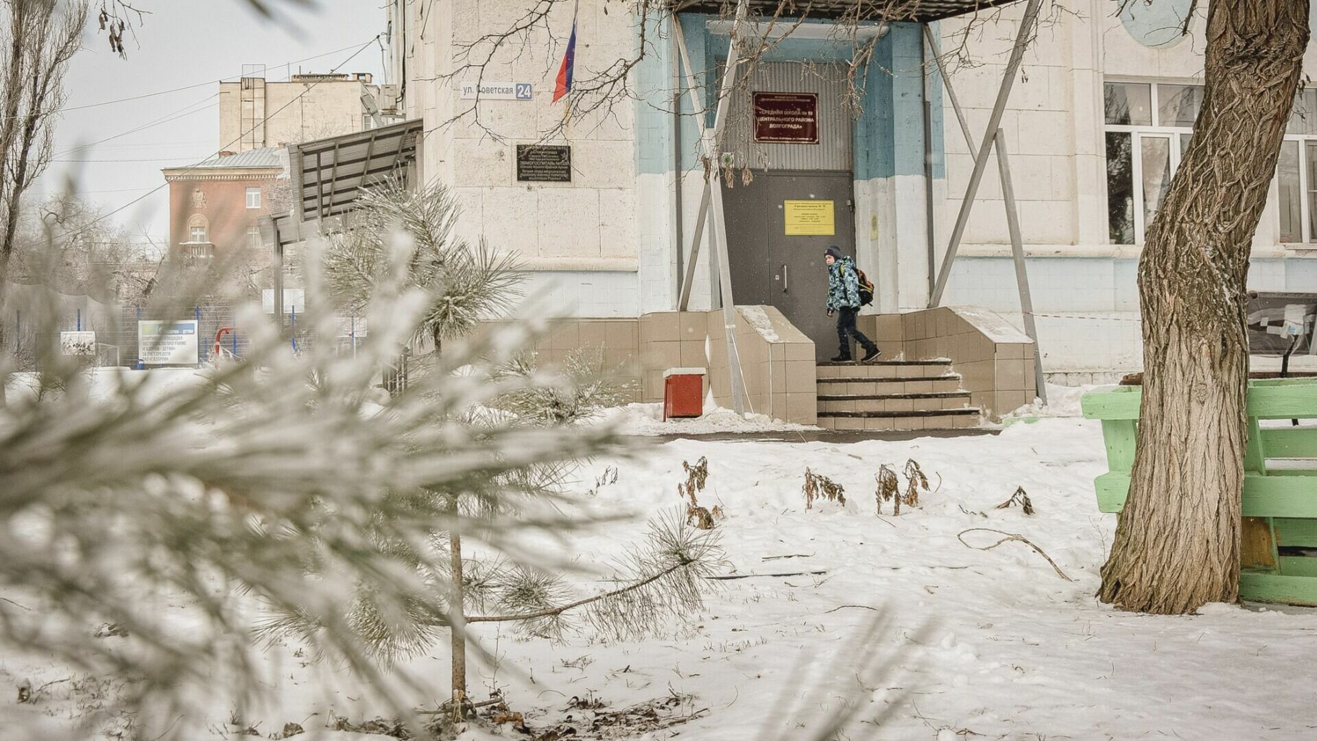 В Ханты-Мансийске ветер едва не сорвал крышу с новой школы. Видео
