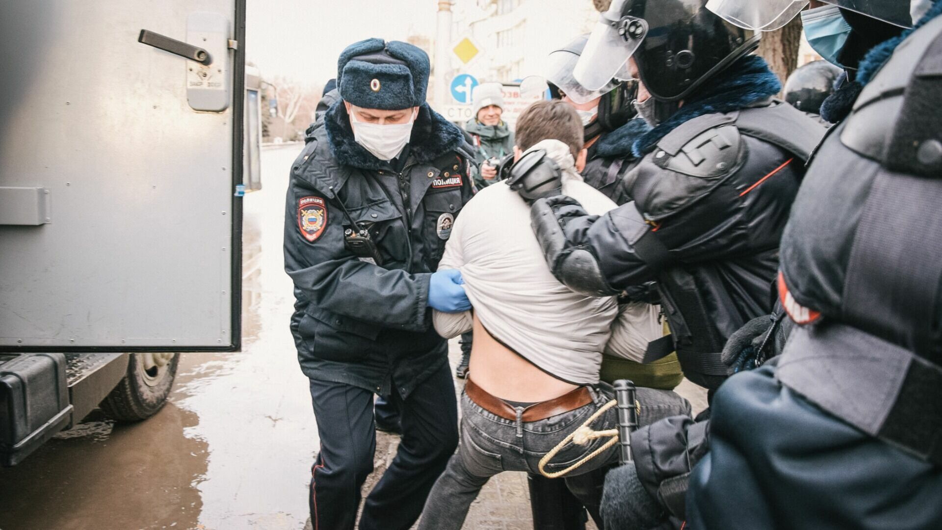В центре Нижневартовска произошла массовая драка с полицейскими