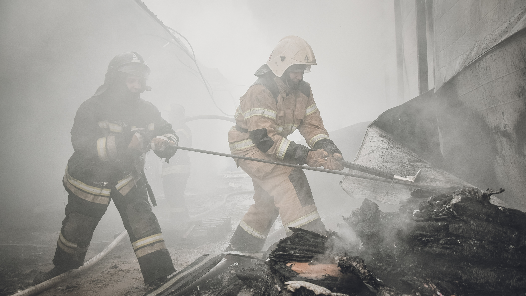 На тушение огня привлекались более 30 пожарных.