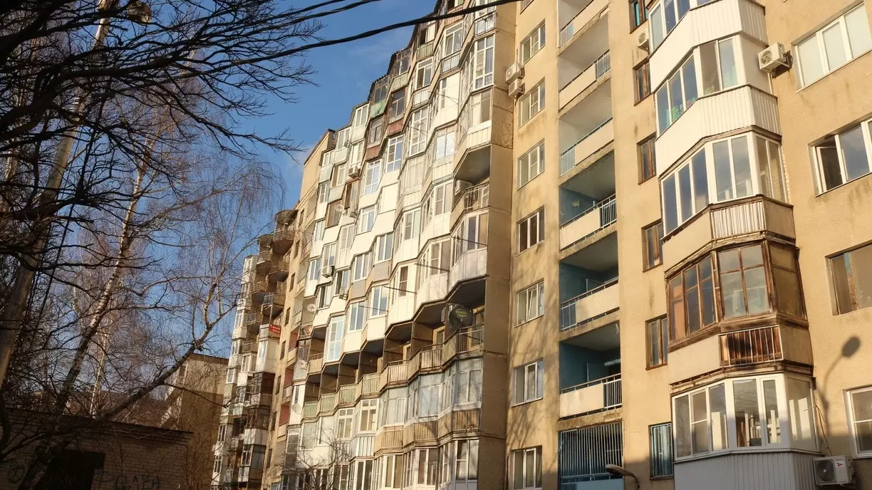 В Нефтеюганске мужчина упал из окна многоэтажки