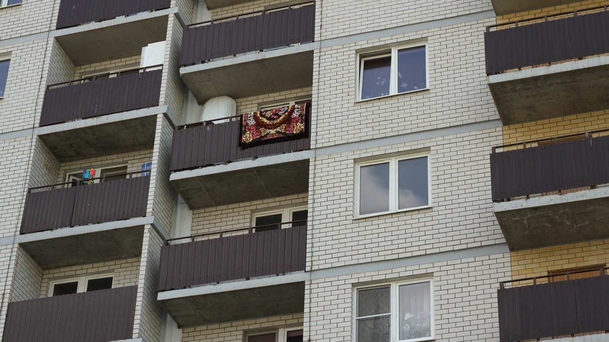 Кричала «Помогите!»: В Нижневартовске девушка умоляла о помощи с балкона 11 этажа