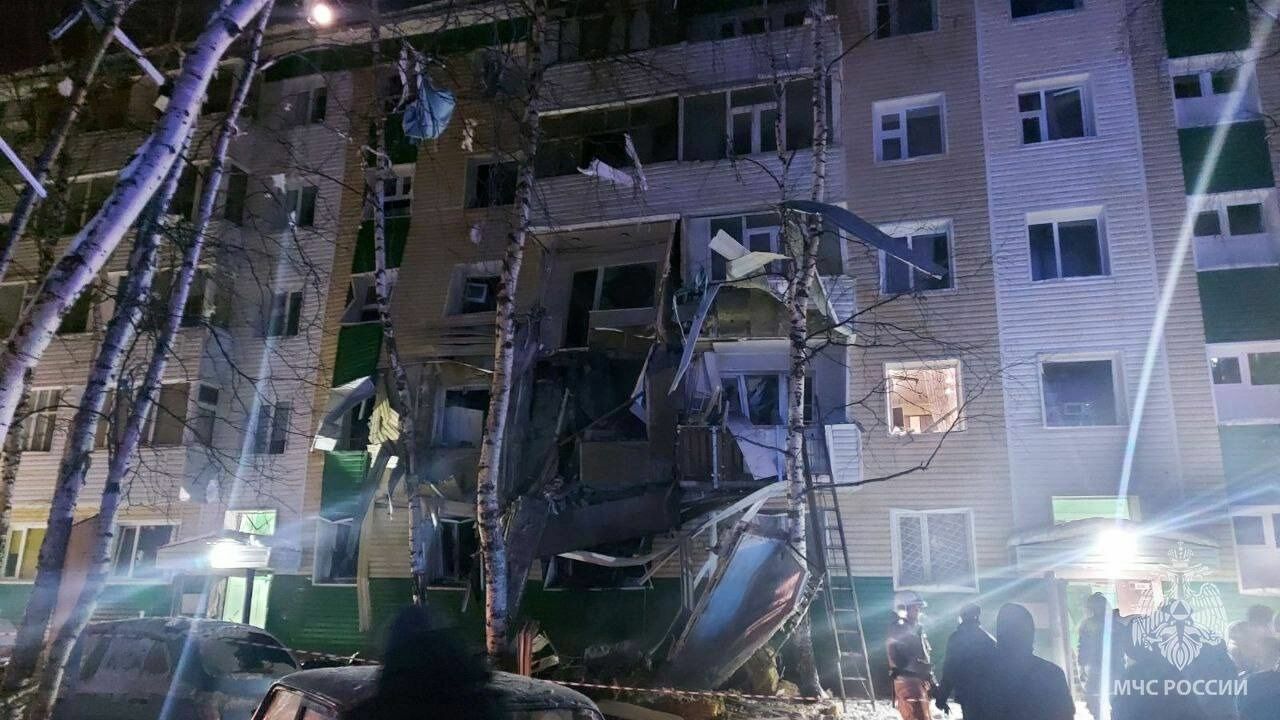 Два подъезда полностью разрушены после взрыва газа в Нижневартовске