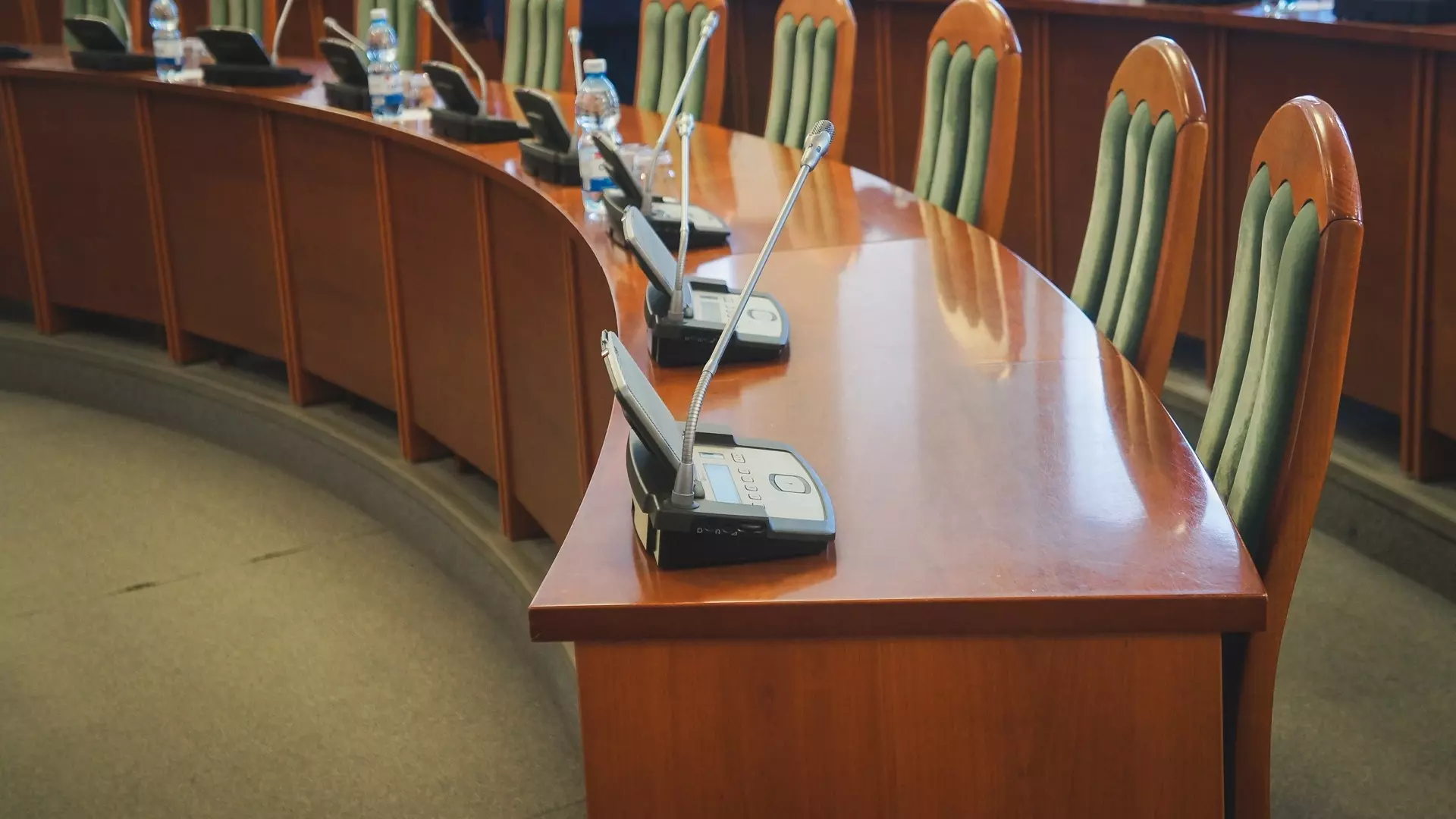 Мэр Сургута внезапно уволился, а депутаты оправдываются: итоги дня в ХМАО