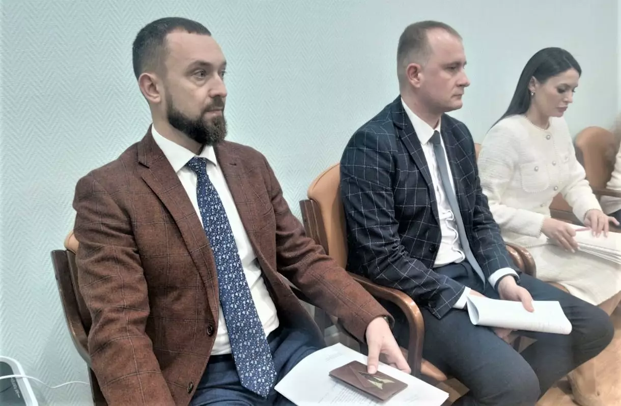 кандидат Алексей Золотых (слева), кандидат Дмитрий Горбунов (справа)