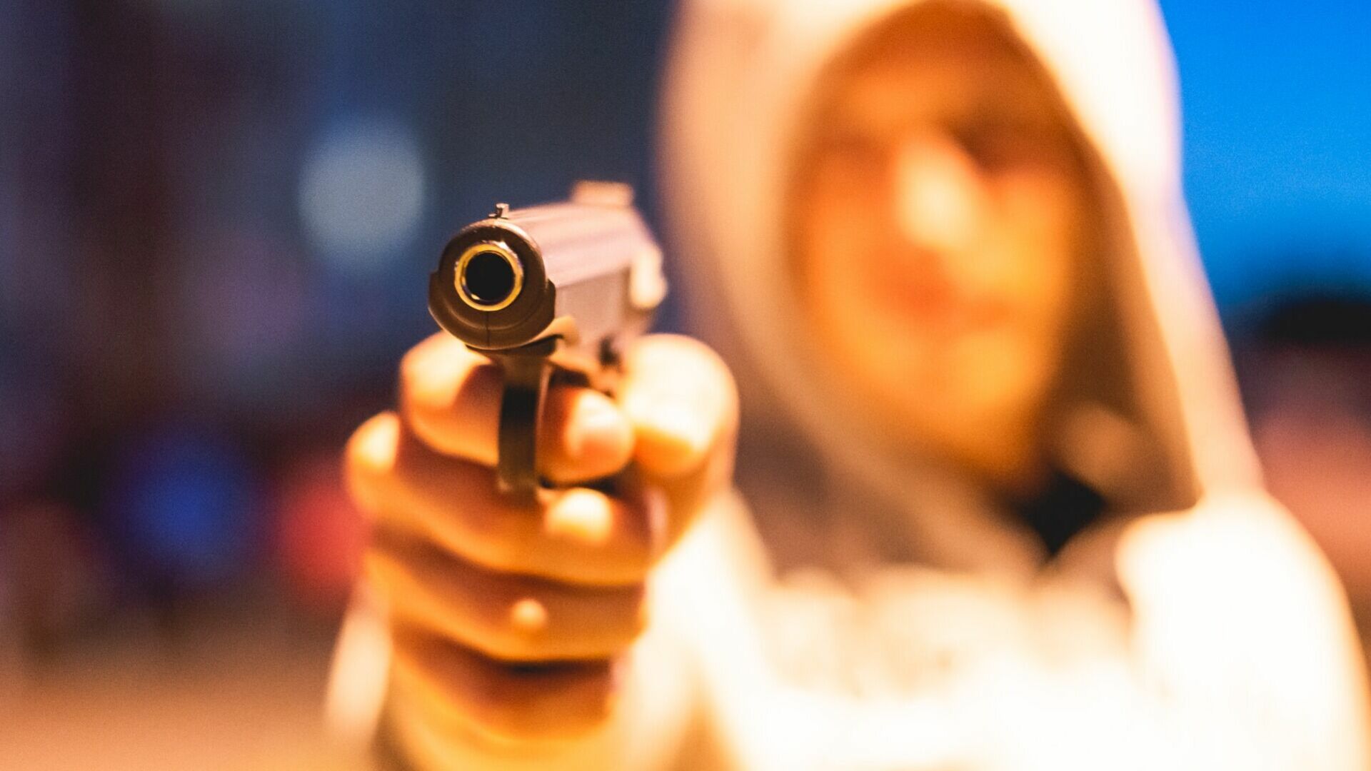 В Нижневартовске мужчина угрожал прохожим пистолетом