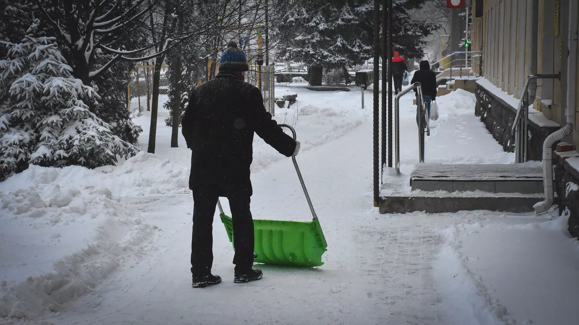 Мэр в ХМАО приказал коммунальщикам убрать снег с улиц до конца недели