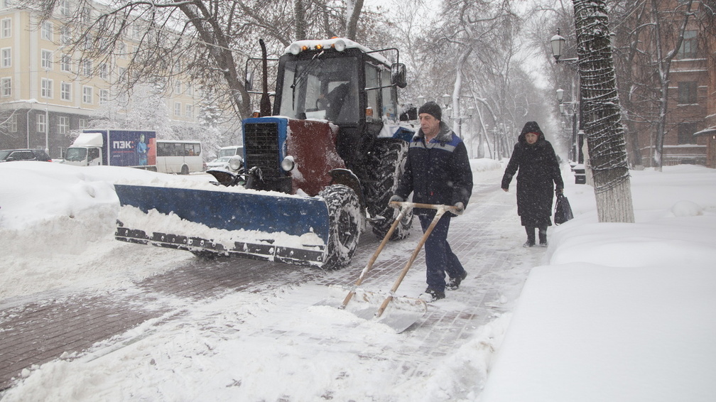Порядка 56 единиц специальной техники убирают дворы Сургута от снега