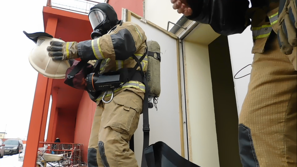 Пожарные спасли пять человек при пожаре в многоэтажном доме в Сургуте