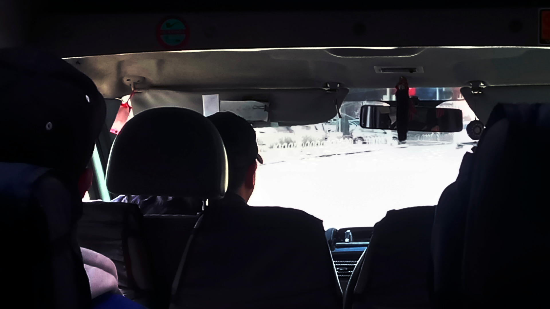 В Сургуте грузовик показал дрифт на мокрой дороге. Видео