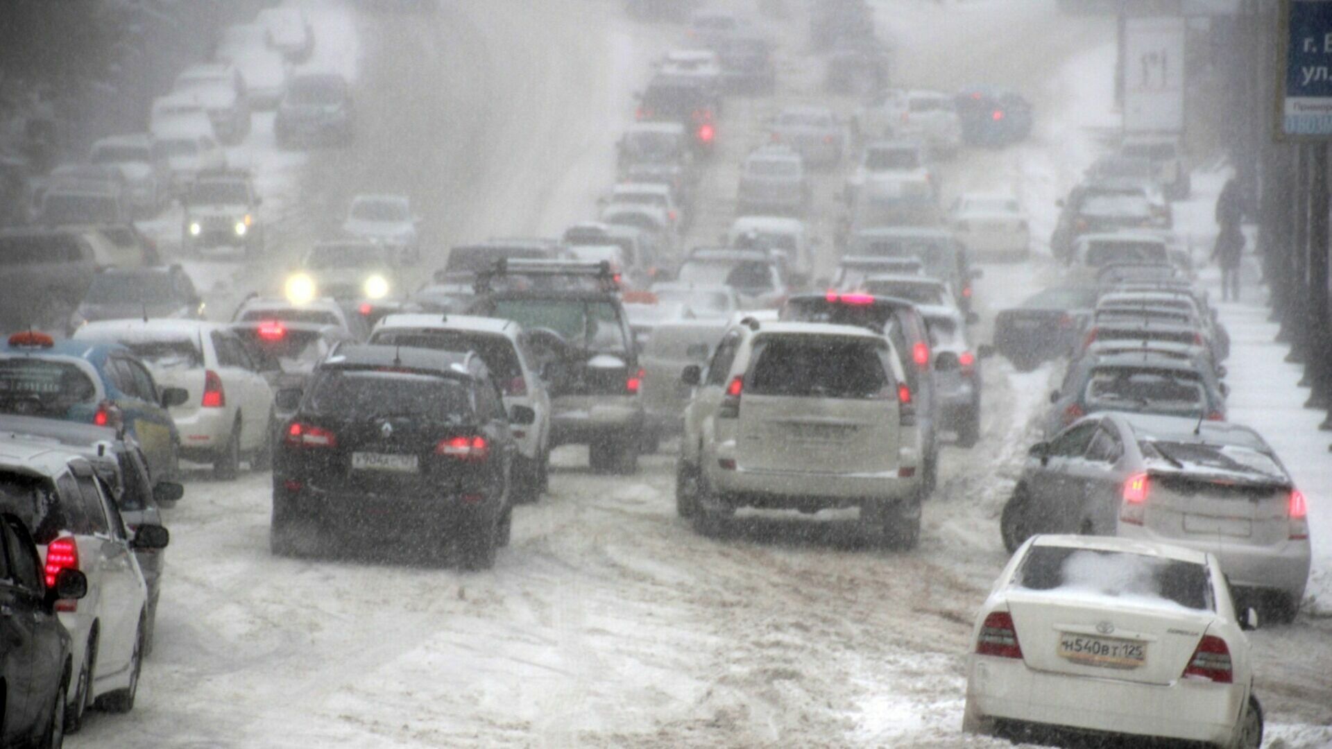 На дорогах Югры ввели новые ограничения из-за снегопада и ветра
