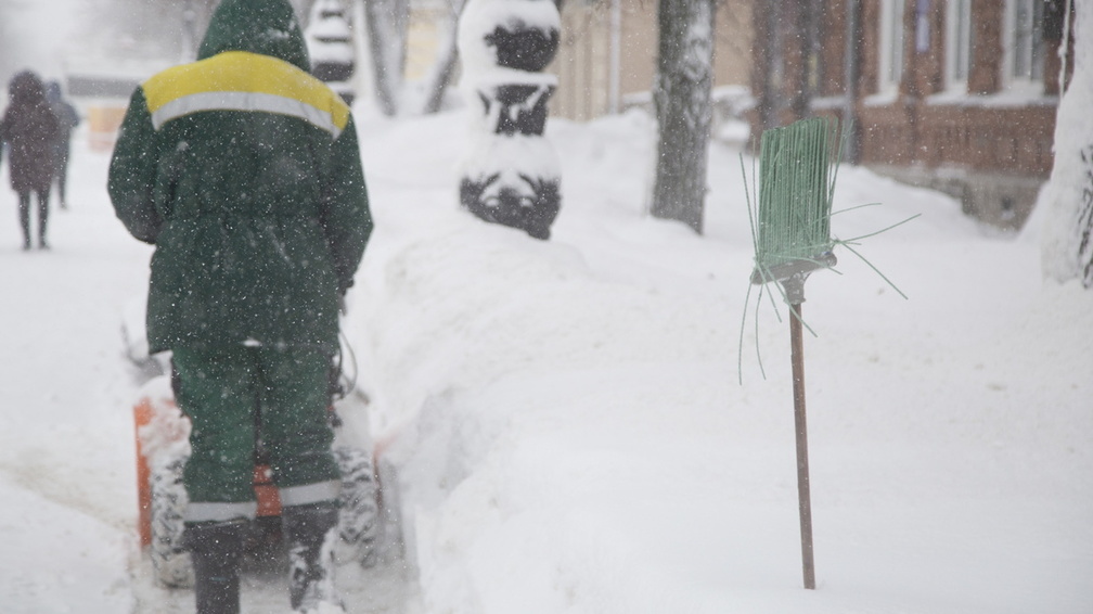 В Сургуте резко выросло количество жалоб на плохую уборку дорог от снега