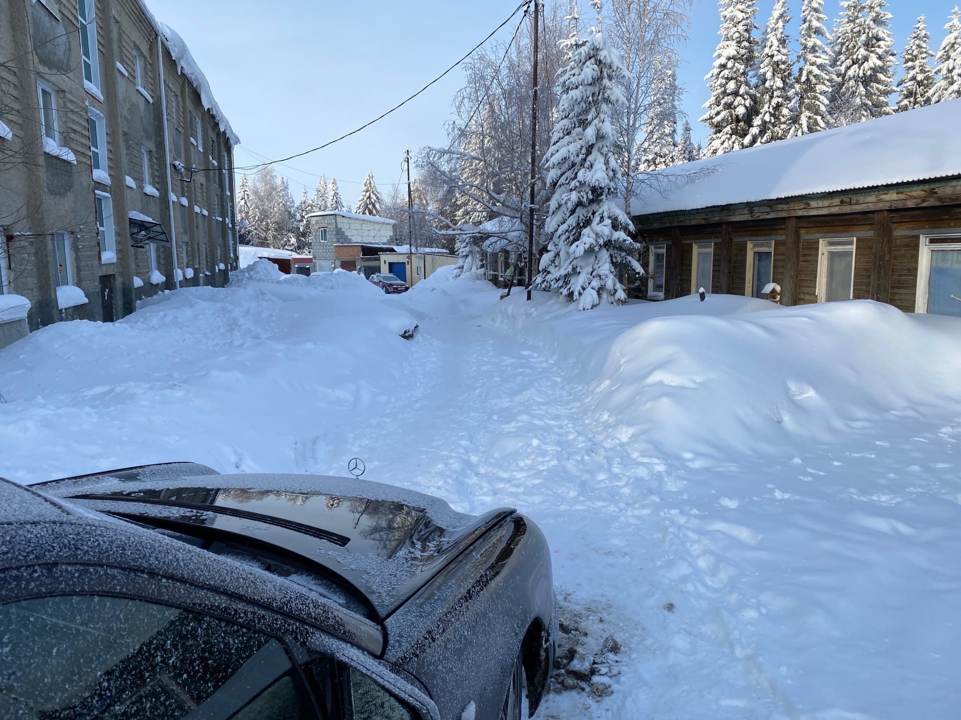 Жильцы домов по Ключевской в Ханты-Мансийске ждут уборки снега с начала зимы