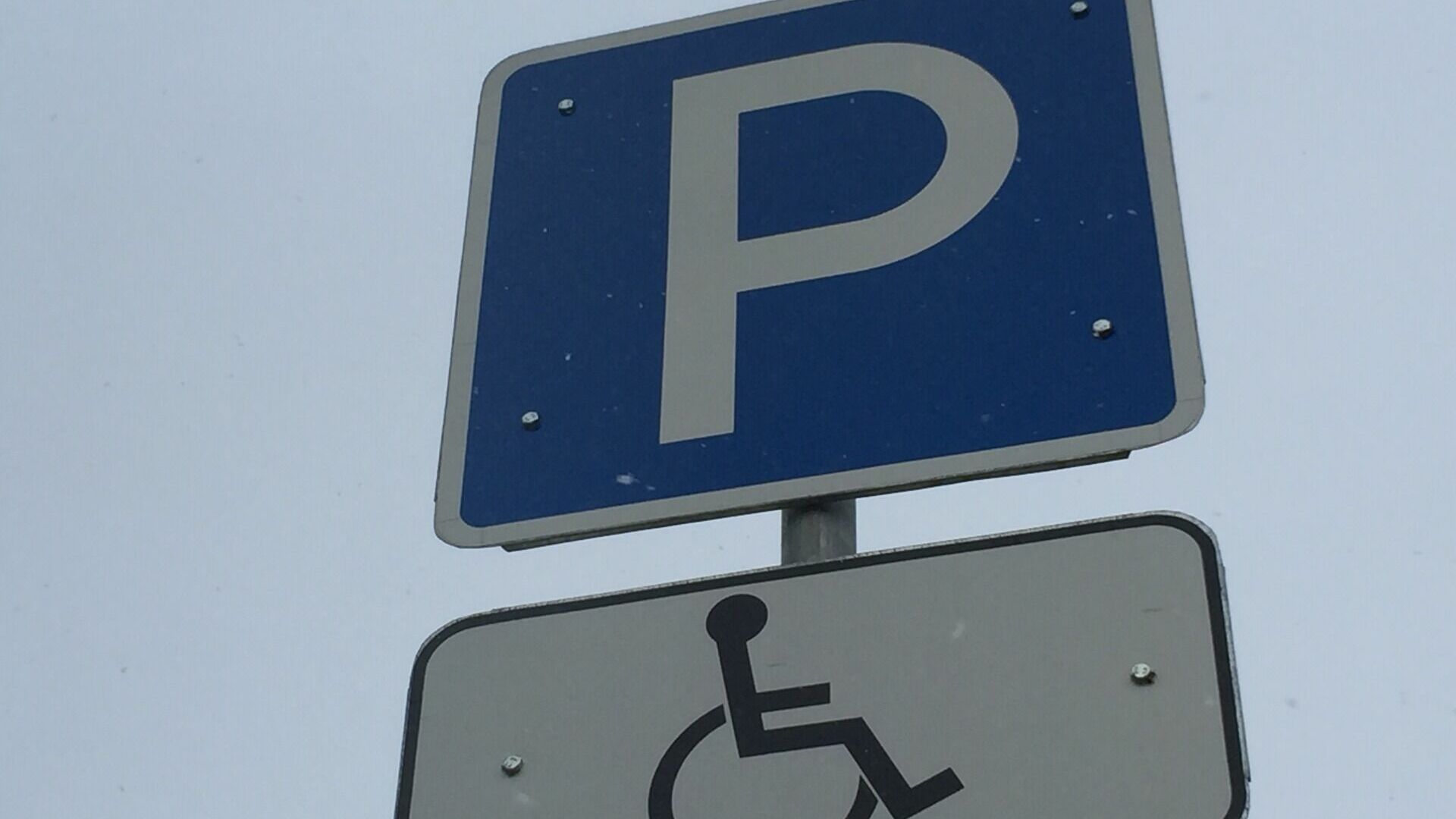 В Сургуте отсутствие парковок у больниц объяснили санкциями