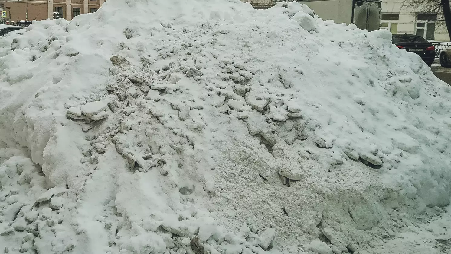 Жителям Сургута приходится запрыгать в автобус с кучи снега