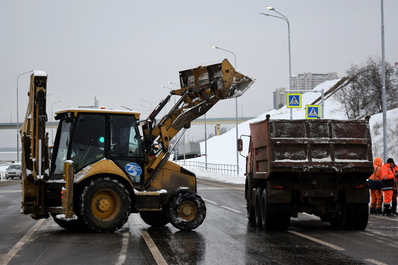Глава Сургута поручил коммунальщикам задействовать всю технику на уборку снега