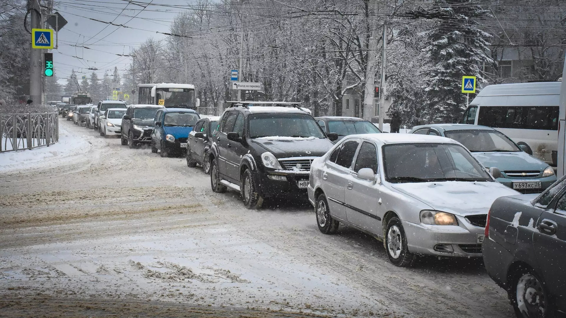 В Сургуте из-за сильного снегопада случился транспортный коллапс