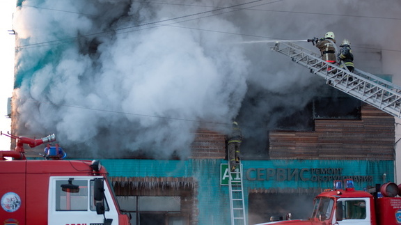 В Сургуте на Комсомольском проспекте случился пожар на стройке