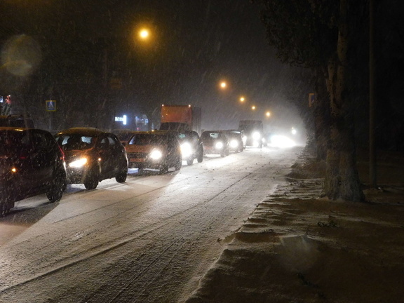 В Сургуте на улице Крылова водители встают в пробки из-за светофора