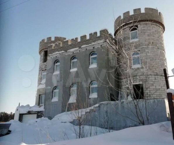 В Нижневартовске дачу похожую на средневековый замок продают за 5 млн рублей