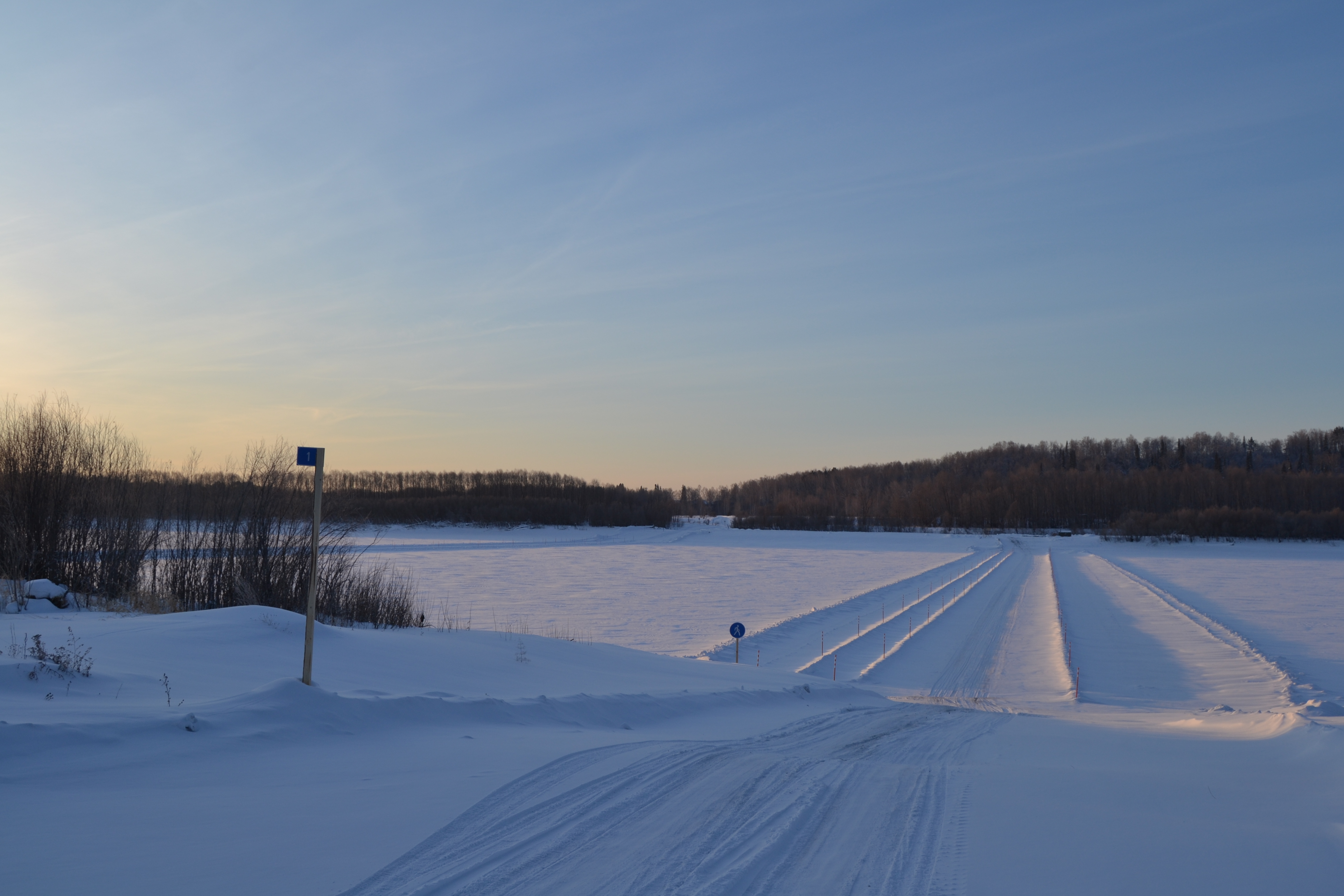 На Чукотке через Анадырский лиман открыли ледовую переправу длиной 5 км