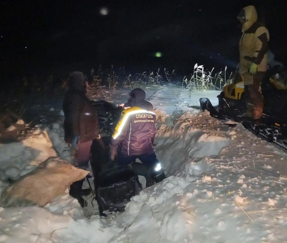 В ХМАО спасли водителя снегохода, который провалился на нём под лёд