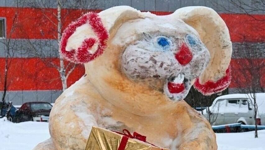В Нижневартовске снесли снежную фигуру известного на всю страну зайца