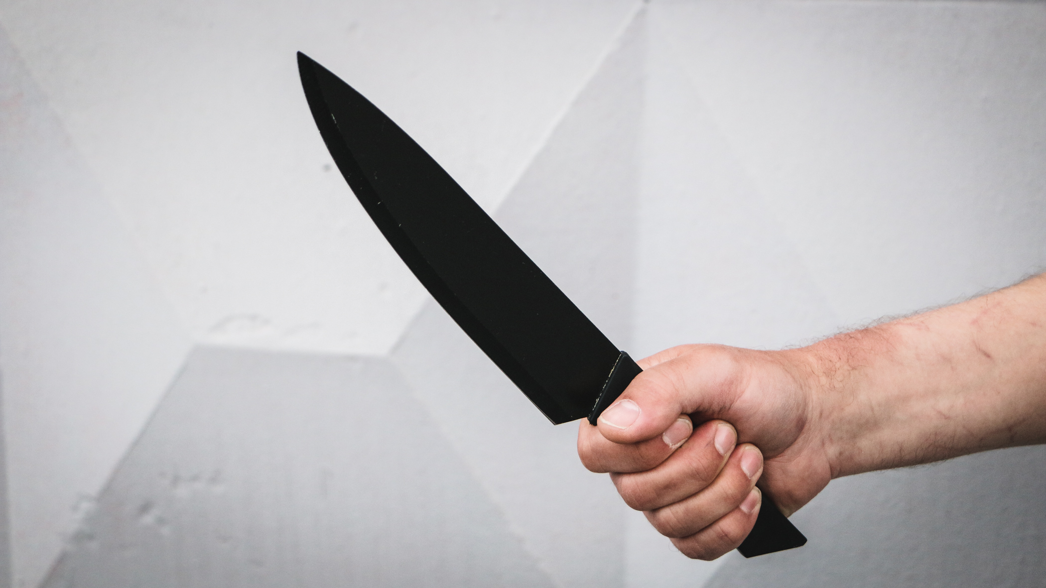 В Канске пьяный мужчина ножом зарезал жену во время застолья
