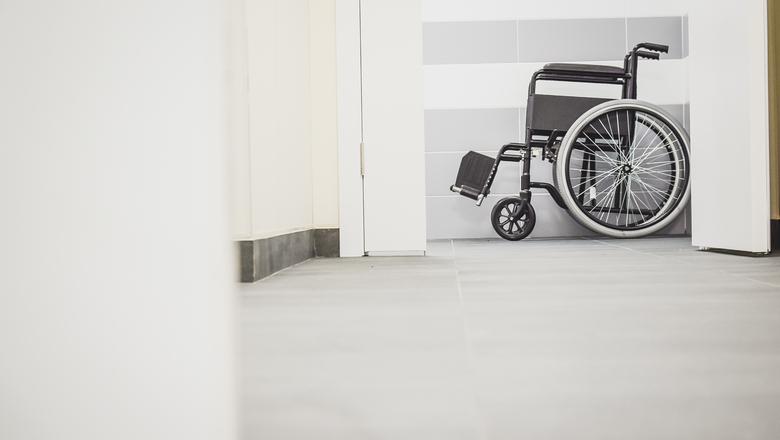 Инвалиды-колясочники два года добивались установки подъёмника в многоэтажку