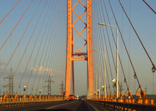 На мосту через Обь под Сургутом на семь дней ограничат движение транспорта