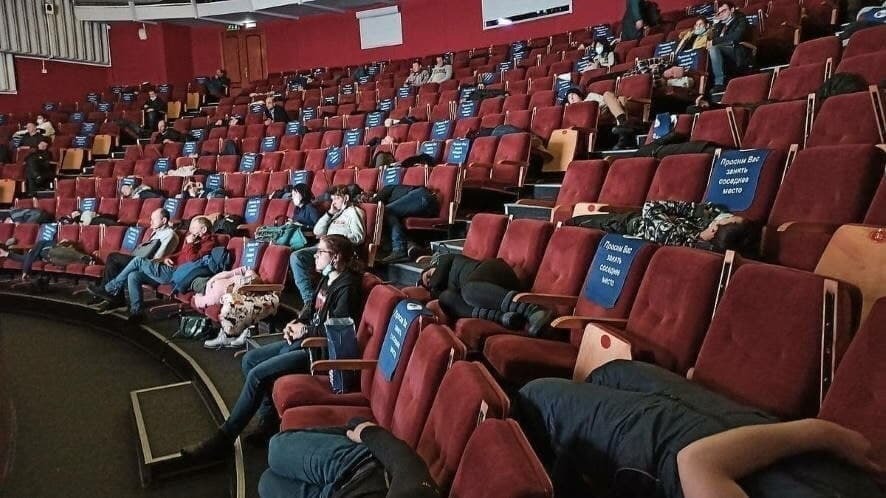 Жителям Норильска из-за черной пурги пришлось ночевать в кинотеатре