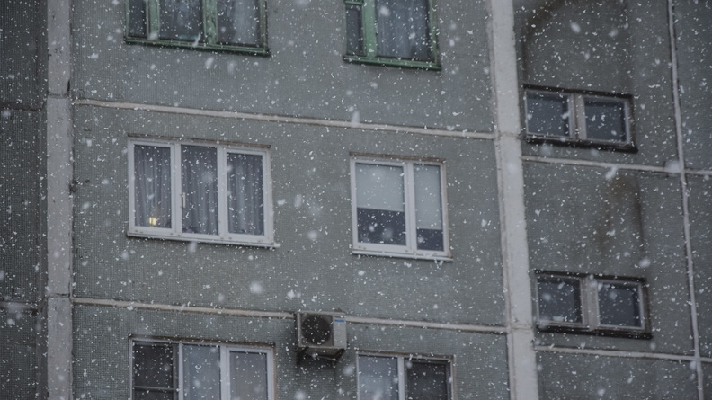 В 25 микрорайоне Сургута под окнами многоэтажки обнаружено тело мужчины