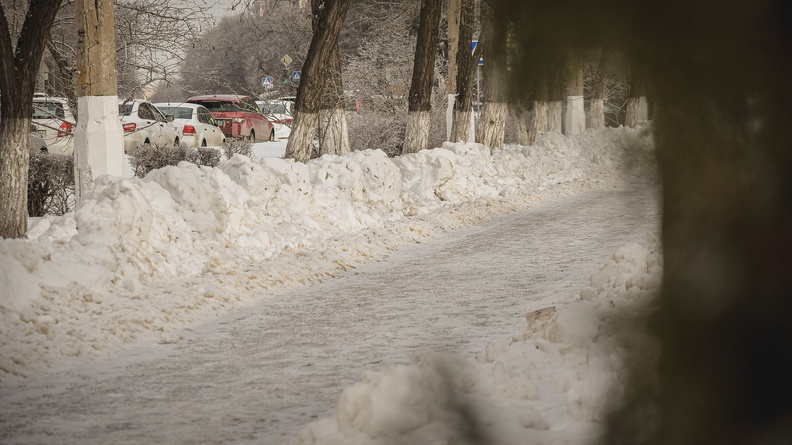 В Покачах автомобили жителей мешают коммунальщику чистить дворы от снега