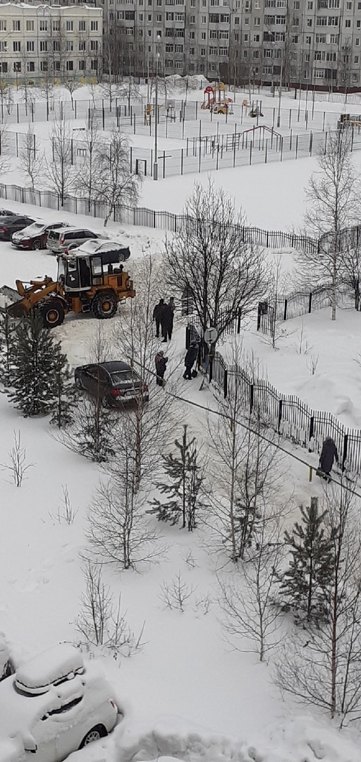В Нижневартовске трактор при уборке снега сломал ограждение в 10А микрорайоне