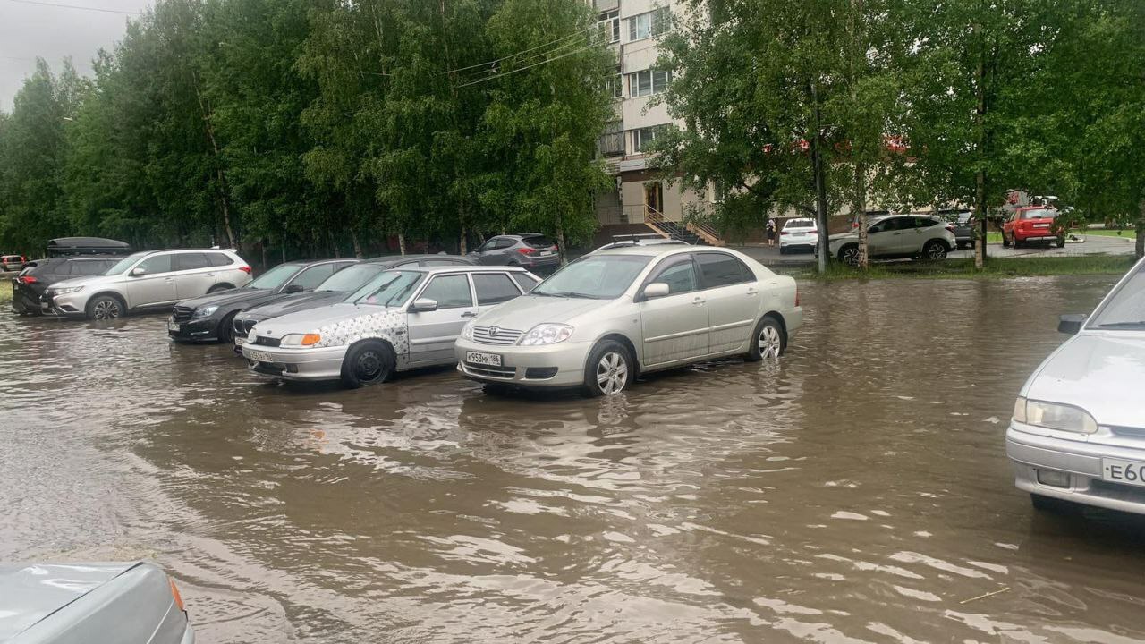 Улицы Сургута ушли под воду после летнего дождя