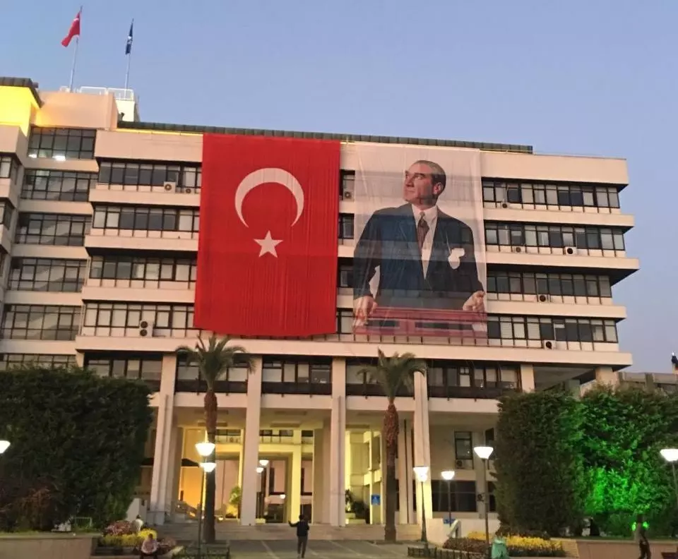 На госучреждениях обычно красуется портрет основателя Турецкой Республики — Ататюрка