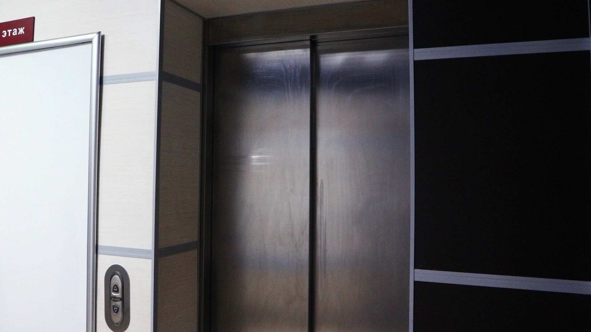 Вандал, испортивший лифт в Сургуте, записал видео с извинениями