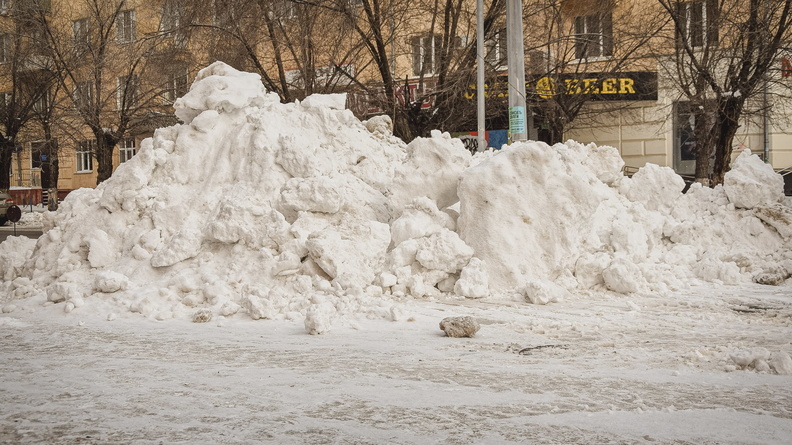В Сургуте из-за горы снега на обочине пешеход попал под колёса KIA