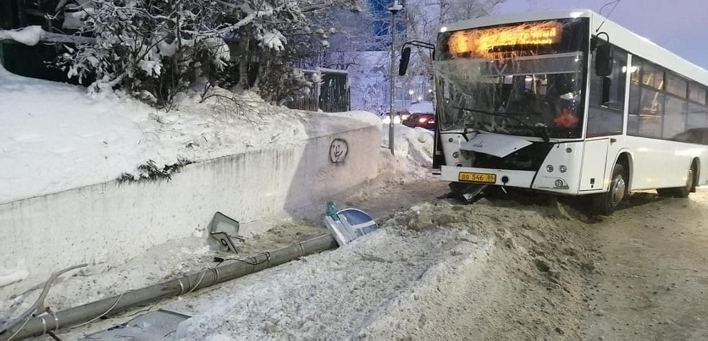 Шесть человек госпитализированы в Ханты-Мансийске после ДТП с автобусом