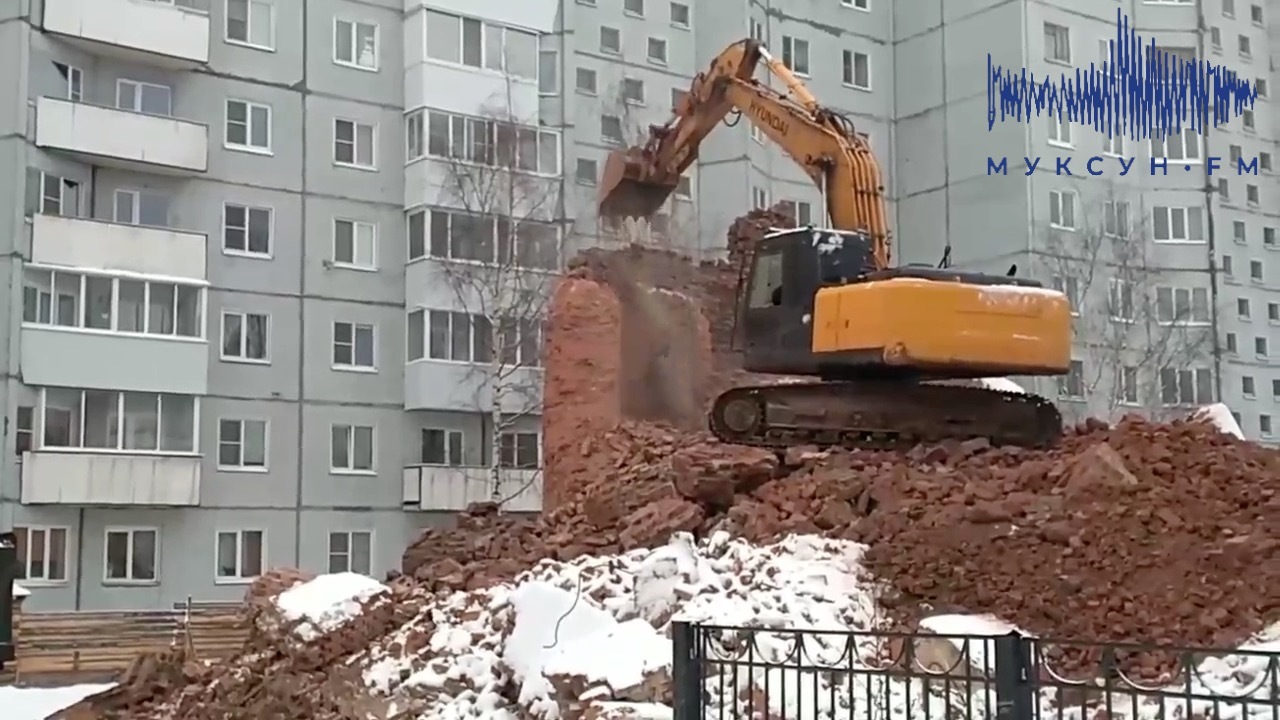 В Архангельске завершают снос водонапорной башни с помощью экскаватора