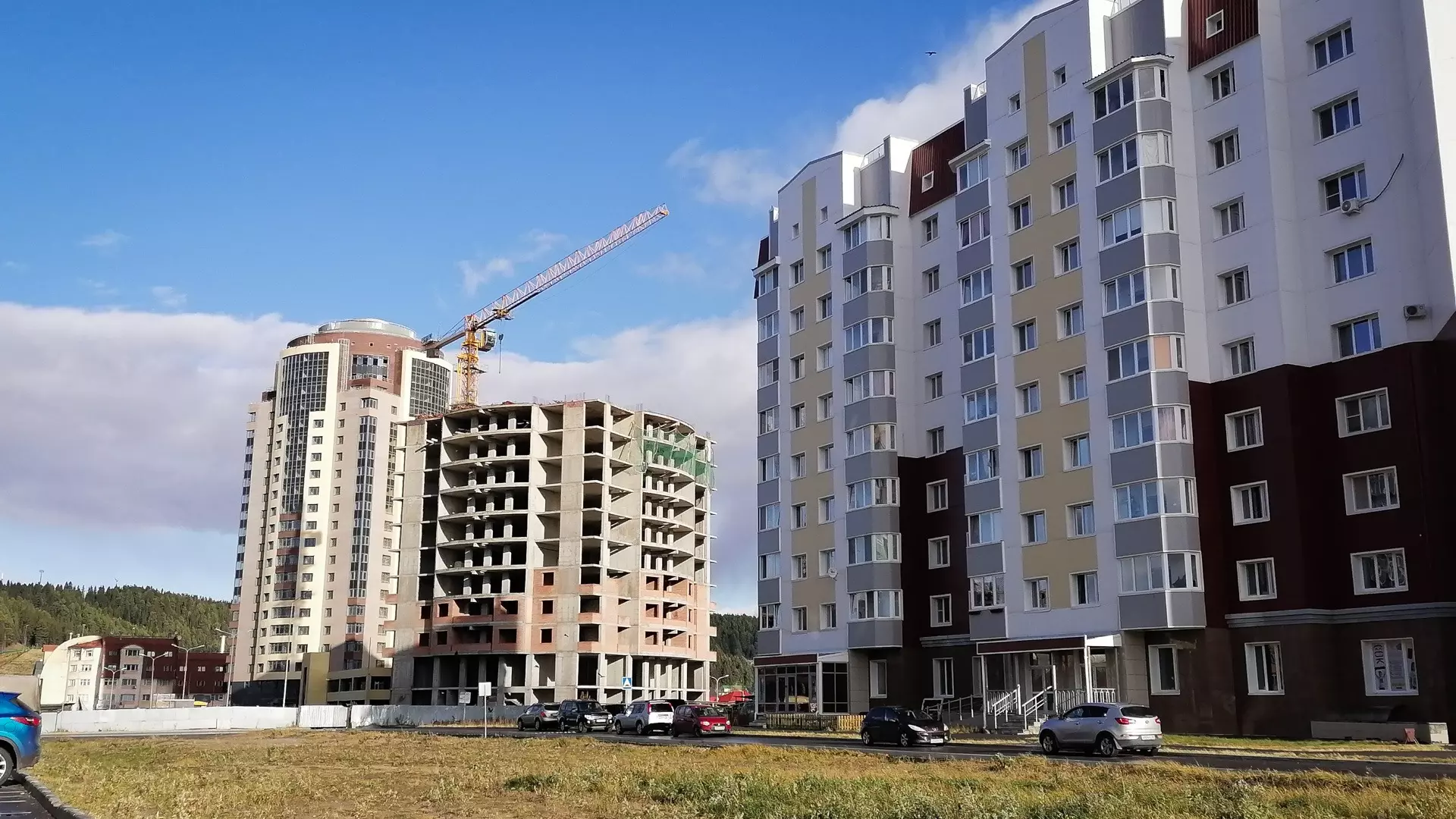На рынке недвижимости в ХМАО наблюдается перекос: рост новостроек - в столице, и проблемы с жильем в Нижневартовске и спросом в Сургуте. 