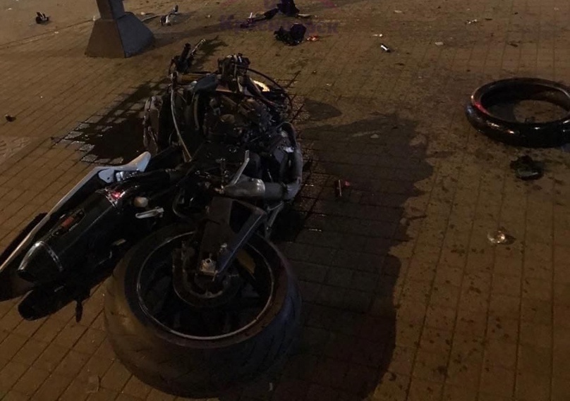 Мотоциклист в центре Красноярска врезался в машину на большой скорости