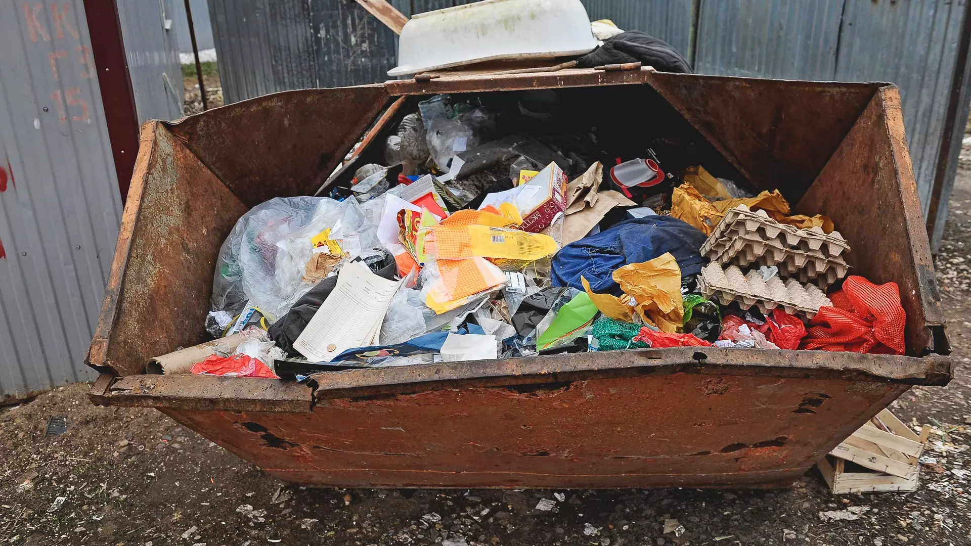 Вартовчане сняли на видео тайный вывоз отходов из ТЦ во двор жилых домов