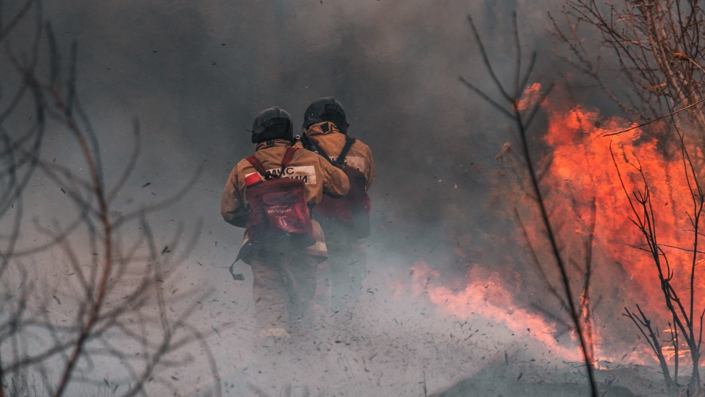 За сутки в ХМАО площадь лесных пожаров выросла до 41 тысяч га, огонь подобрался к домам
