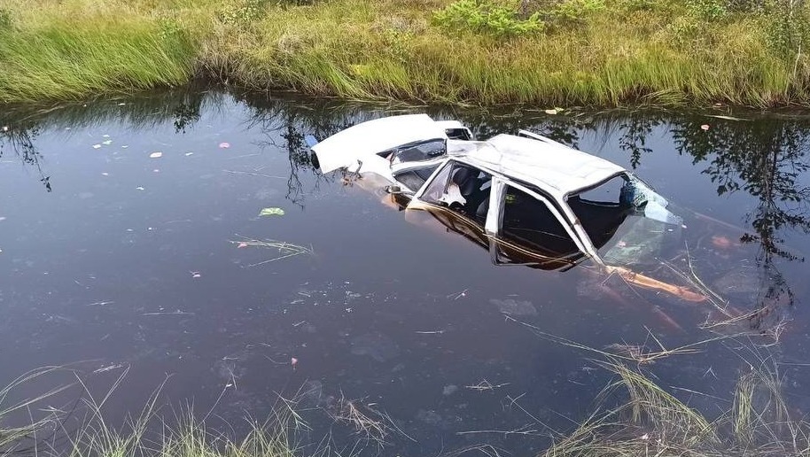 На трассе в ХМАО Daewoo вылетел с дороги в водоем. Один человек утонул