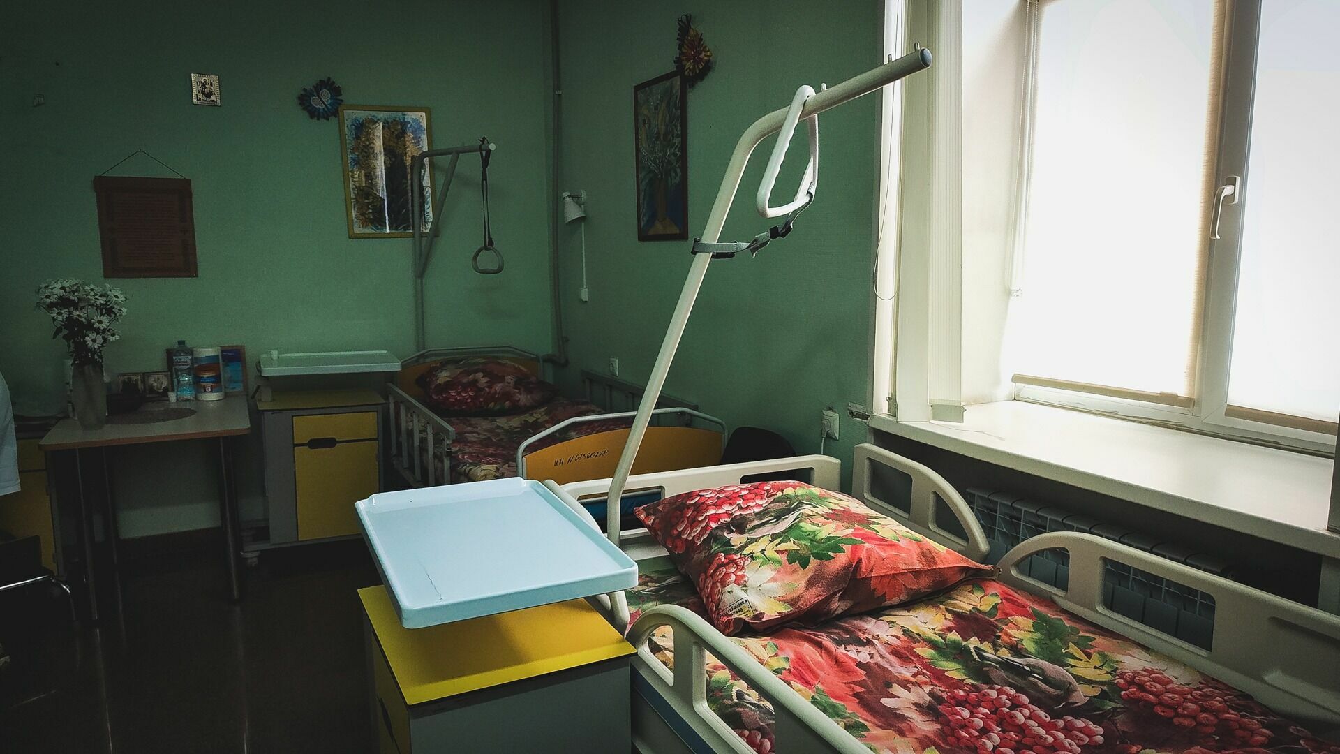 В Нижневартовске из окна больницы выпала женщина