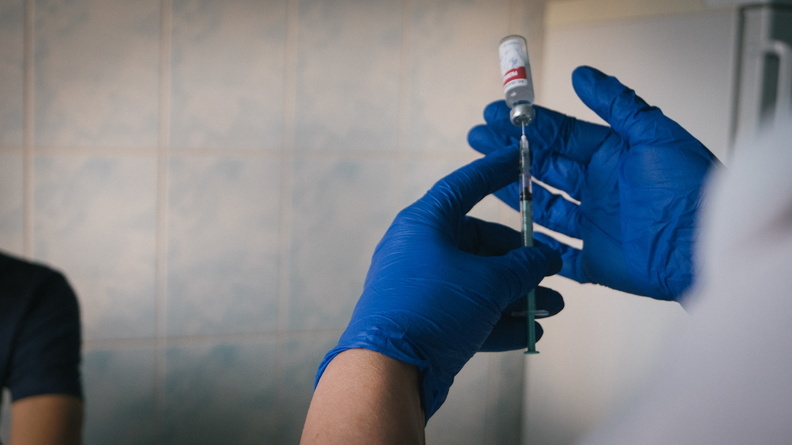 В ХМАО прививку от ковида сделали уже свыше 50 подростков