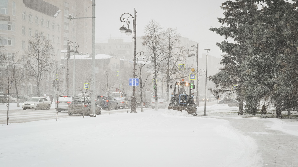 В Нижневартовске работают над устранением последствий снегопада